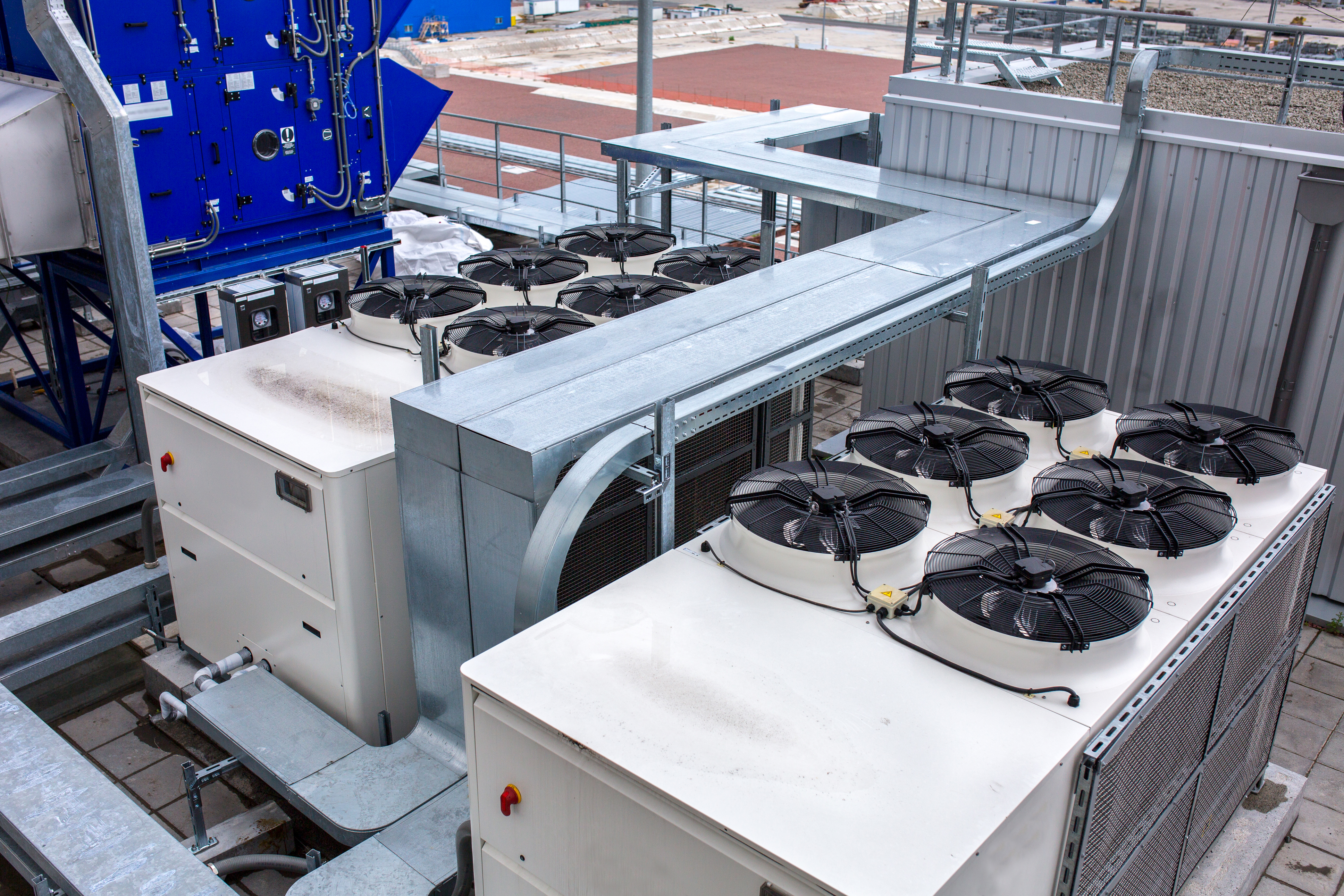 Equipos HVAC en azotea industrial